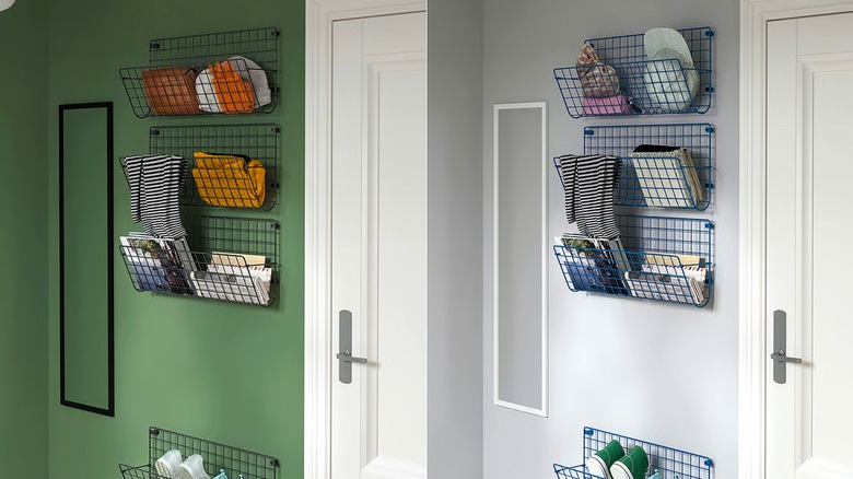 Her birinde çeşitli öğeler bulunan IKEA GREJIG raflarının girişteki bölünmüş görüntüsü