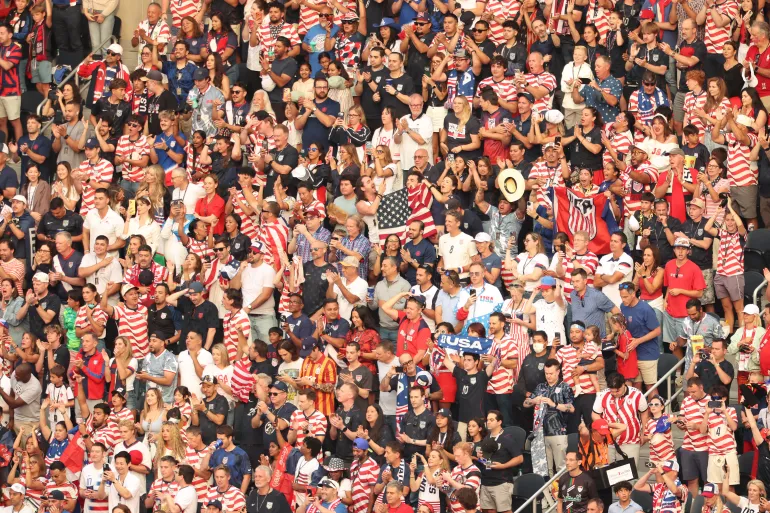 ABD'li taraftarlar, 25 Haziran 2026'da Inglewood'daki Los Angeles Stadyumu'nda Türkiye ile ABD arasında oynanacak 2026 Dünya Kupası D Grubu futbol maçı öncesinde takımlarına tezahürat yapıyor. (Fotoğraf: Etienne LAURENT / AFP)