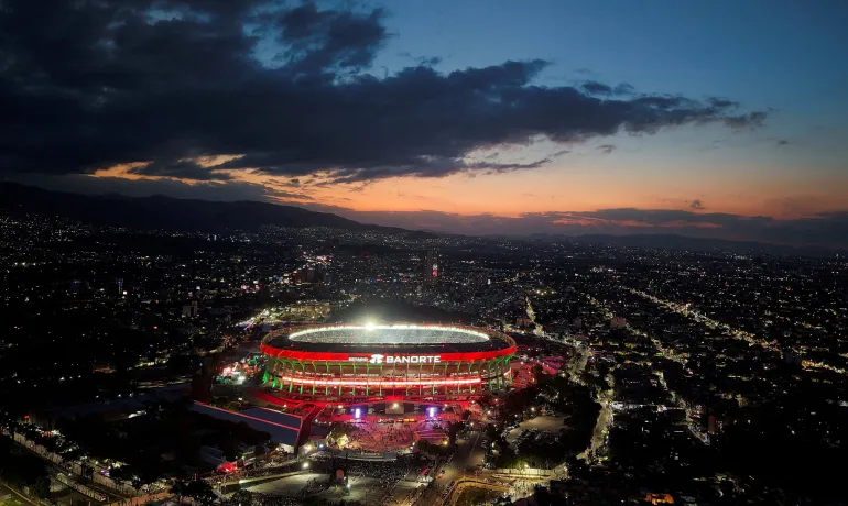 Azteca Stadyumu, güneş batarken kara bulutlarla aydınlandı