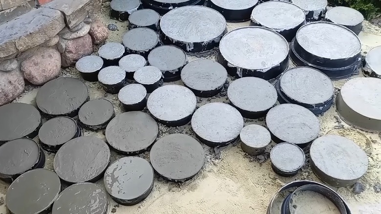 Finişer kalıpları oluşturmak için halkalar halinde kesilmiş fidanlık saksıları