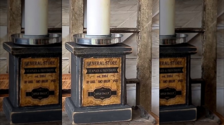 Bir tahta blok ve eski bir metal tencere kapağı, vintage esintili bir mumluğa dönüştü.