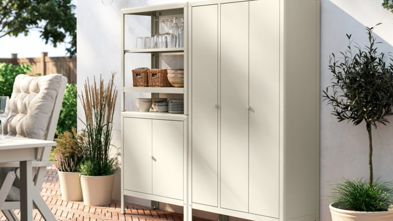 IKEA KOLBJÖRN çeşitli malzeme ve barındırma malzemeleriyle verandada