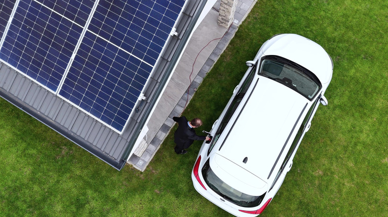 Elektrikli araba evin çatısına kurulu güneş paneliyle evde şarj ediliyor