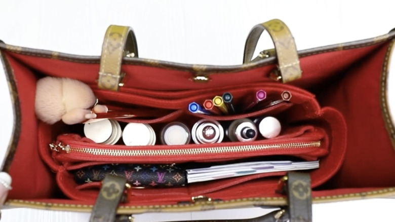 Louis Vuitton çantasındaki Amazon Lexsion çanta ekinin içi