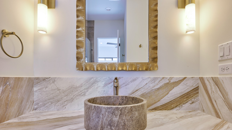 Banyo makyaj lavabosunun ve aplikli aynanın düz görünümü.