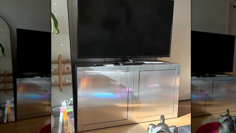 Soyulup yapıştırılabilen paslanmaz çelik temas kağıdıyla yenilenen TV sehpası dolabı.