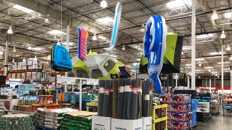 Şişme havuzlar, dış mekan dekorasyonu ve kamp çadırlarıyla Costco deposu.