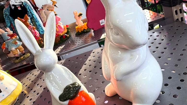 Texas Thrift'teki rafta tavşan figürleri