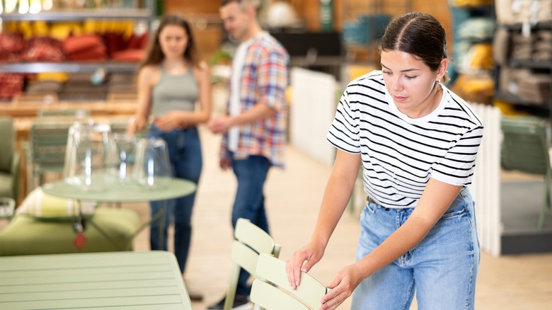 Mağazada teras mobilyası alışverişi yapan kadın