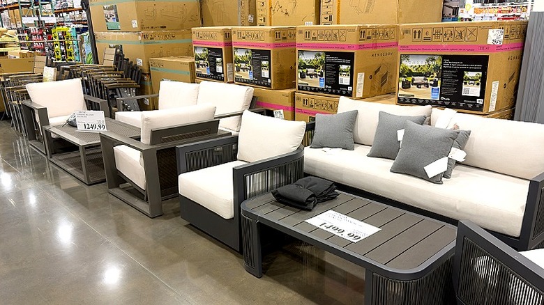 Costco deposundaki sergilenen ve kutulardaki veranda mobilya takımlarına bir bakış