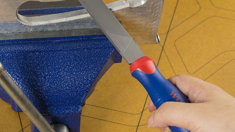 Amazon'un çok amaçlı WorkPro düz dosyasıyla metalin eğelenmesi