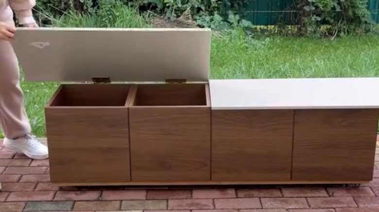 Kendin Yap IKEA EKET saklama dolabının kapağını açan kadın