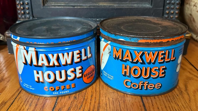 Tezgahın üzerinde iki mavi Maxwell House eski teneke kutu