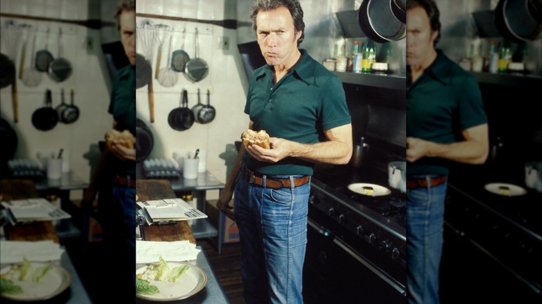 Clint Eastwood mutfağında sandviç yiyor
