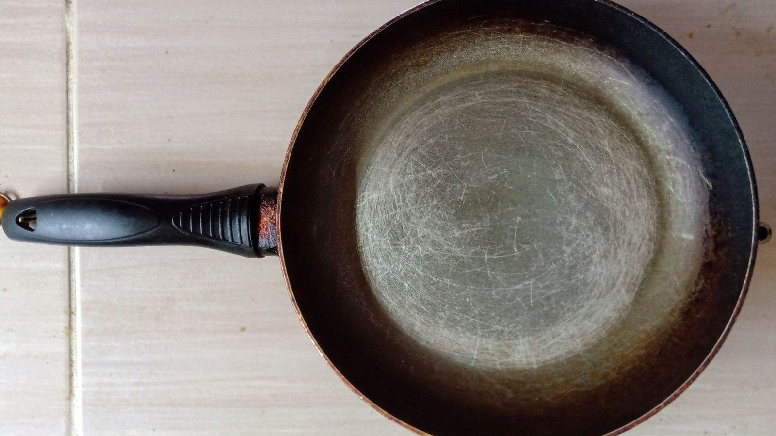 Eski Bir Kızartma Tavasını Akıllı Bir DIY ile Güzel Görünen Tezgah Üstü Depoya Dönüştürün