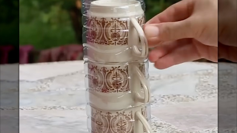 Şişe kılıfında kahve kupaları