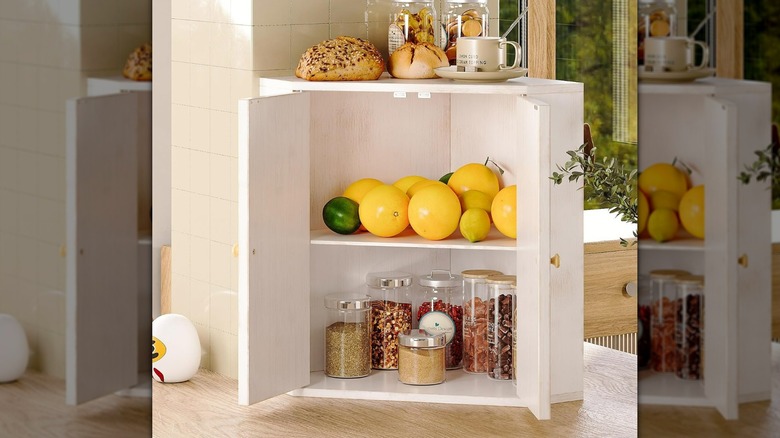 Trironsun Ekmek Kutusu, içinde limon ve kuru yiyeceklerin bulunduğu bir tezgahın üzerinde