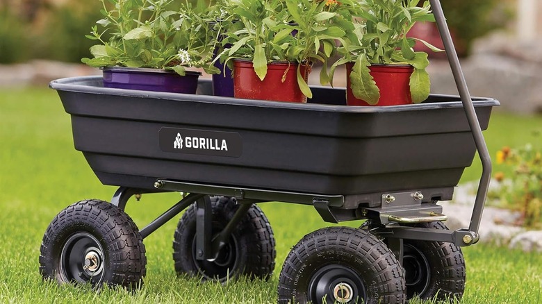 Gorilla Carts Poly Garden Çöp Arabası Amazon'da mevcut