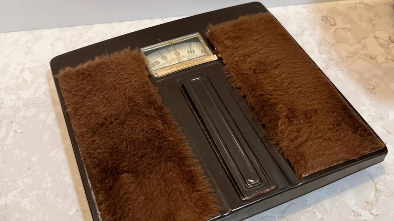1960'lardan kalma kahverengi bulanık banyo baskülü