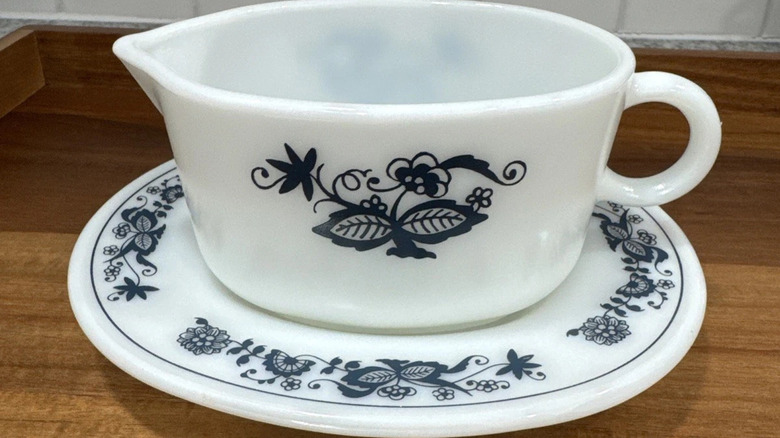 Alt plaka dahil sos teknesindeki Pyrex'in Eski Şehir Mavisi deseni