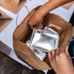 Bu Akıllı DIY ile Bütçe Dostu Döşemeler Oluşturmak İçin Metal Paketleme Kaplarını Kullanın