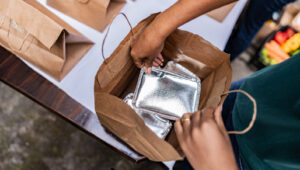 Bu Akıllı DIY ile Bütçe Dostu Döşemeler Oluşturmak İçin Metal Paketleme Kaplarını Kullanın