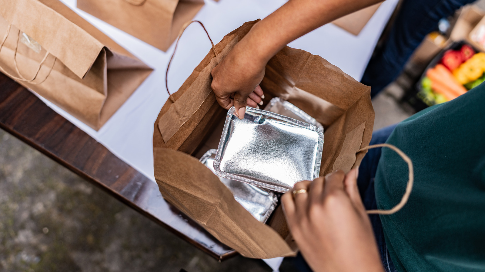 Bu Akıllı DIY ile Bütçe Dostu Döşemeler Oluşturmak İçin Metal Paketleme Kaplarını Kullanın