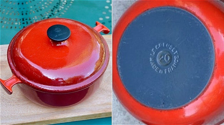 Ahşap bir kesme tahtasının üzerinde oturan Le Creuset imzalı kırmızı La Mama Hollanda fırınının bölünmüş görüntüsü ve altta üreticinin işareti