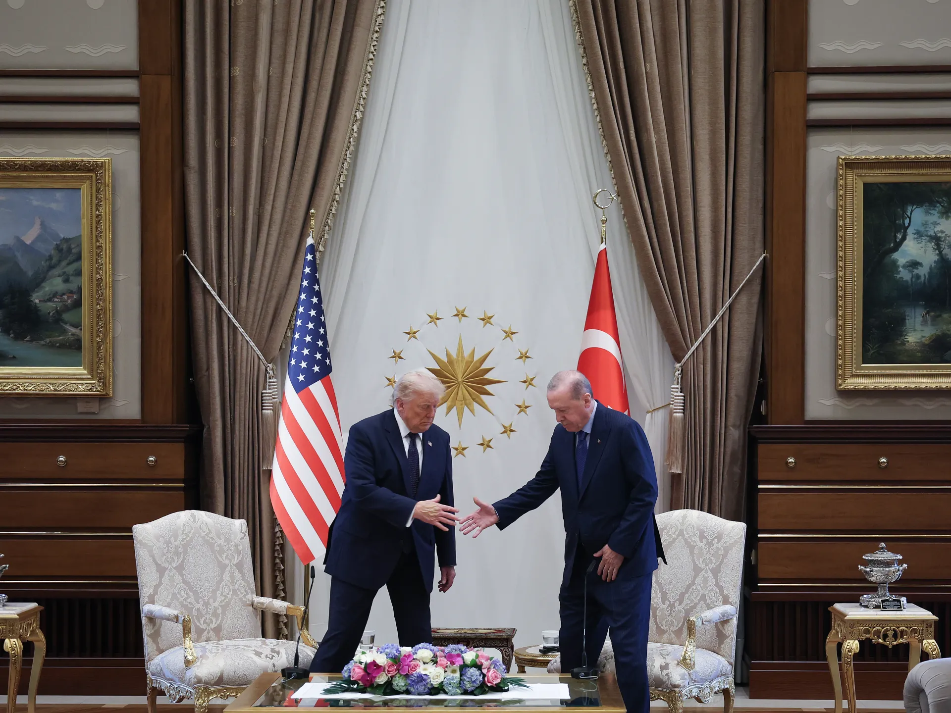Türkiye'deki zirvenin ilk günü sona ererken Trump NATO'ya sert çıkıştı