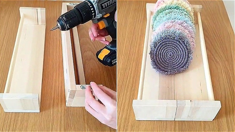 İki IKEA BEKVAM baharat rafının içine yerleştirilmiş renkli el yapımı bardak altlıkları