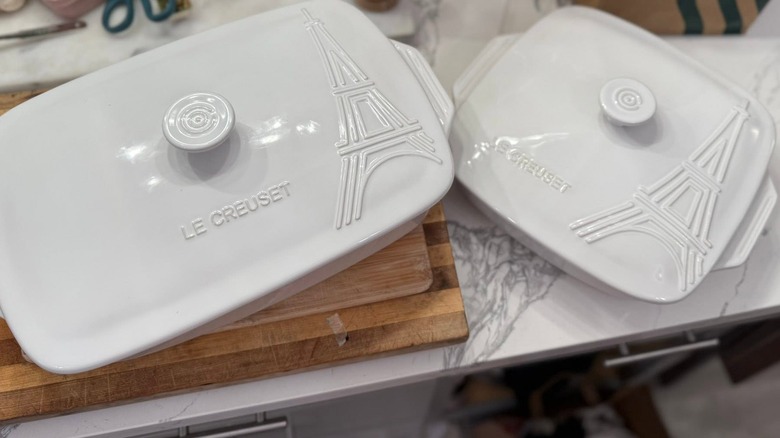 Eyfel Kulesi koleksiyonundan iki Le Crueset yemeğinin masa üzerinde yukarıdan aşağıya görünümü