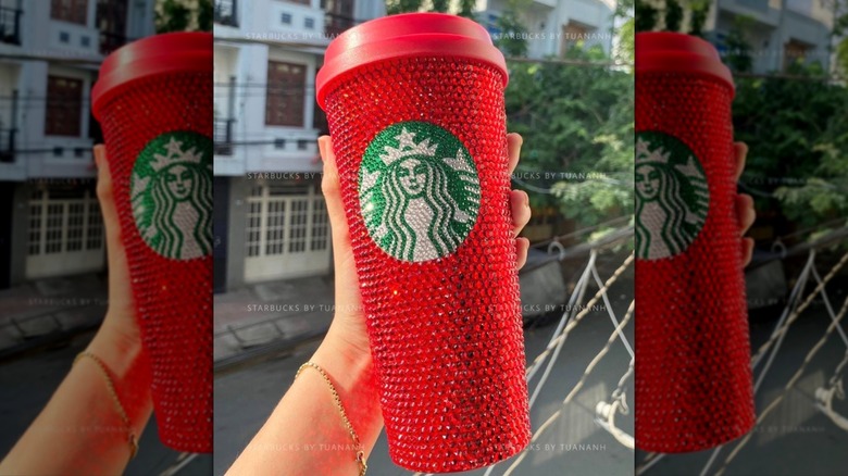 2020 özel sürümünden kırmızı Starbucks Swarovski iş birliği kupası.