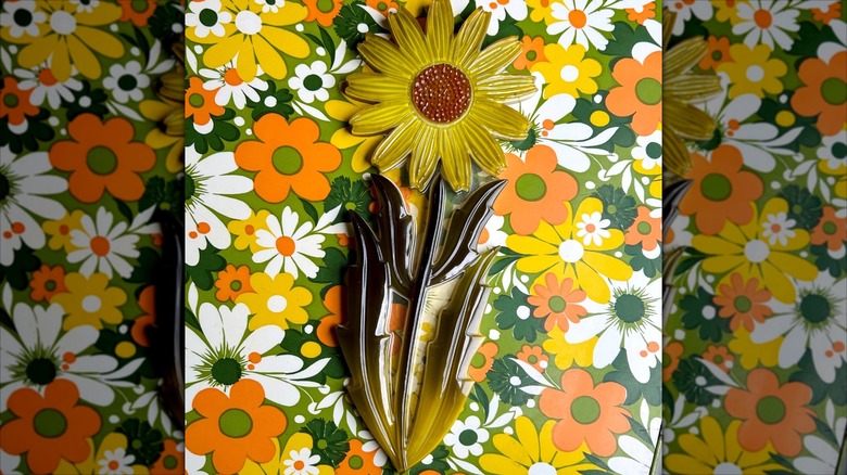 Koyu yeşil yapraklı Vintage Lucite papatya duvar plakası.