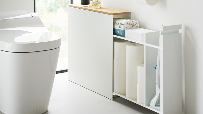 Amazon'un YAMAZAKI Çekmeceli Banyo Dolabı beyaz renkte.