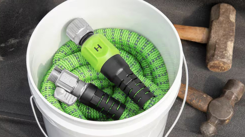 Plastik kovada genişletilebilir Hydrotech hortumu