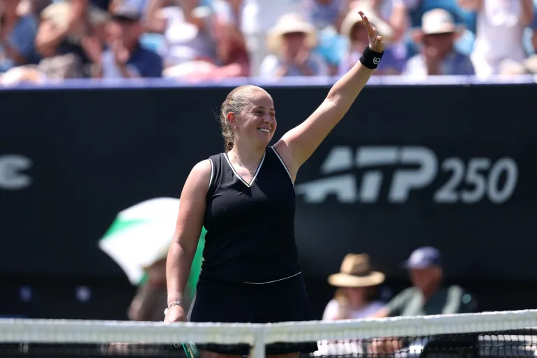 EASTBOURNE, İNGİLTERE - 25 HAZİRAN: Letonyalı Jelena Ostapenko, 25 Haziran 2026'da İngiltere'nin Eastbourne kentinde düzenlenen Lexus Eastbourne Açık'ta Devonshire Park'ta düzenlenen Tek Bayanlar Çeyrek Finalinde Türkiye'den Zeynep Sönmez'e karşı kazandığı zaferi kutluyor. (Fotoğraf: Charlie Crowhurst/LTA için Getty Images)