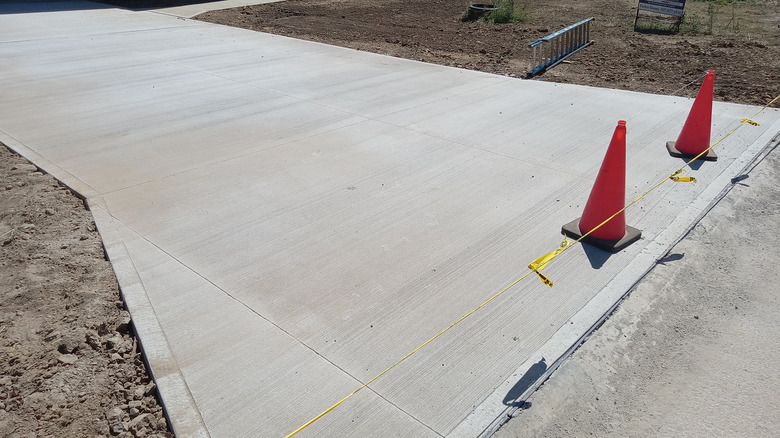 Taze dökülmüş beton yol