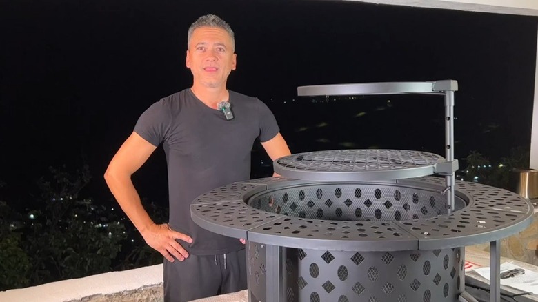 Yeni toplanan Outvue ateş çukurunun yanında duran adam