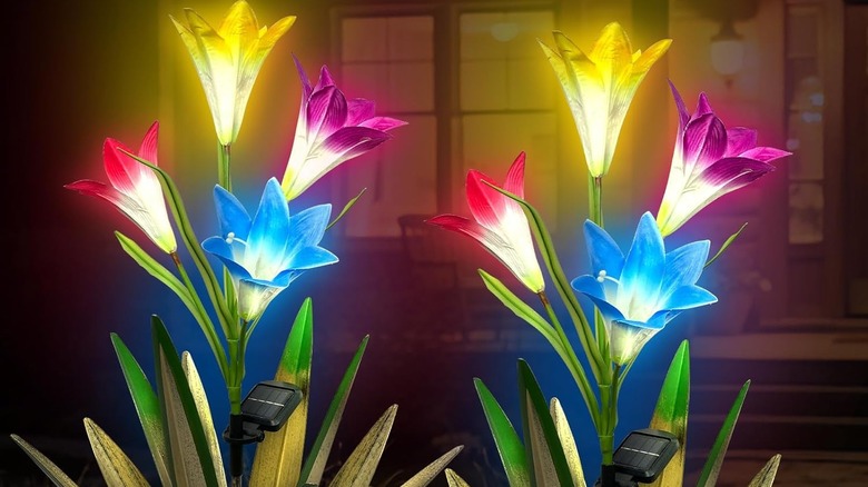 Homight'ın Metal Agave Lily Heykeli geceleri bahçe ortamında
