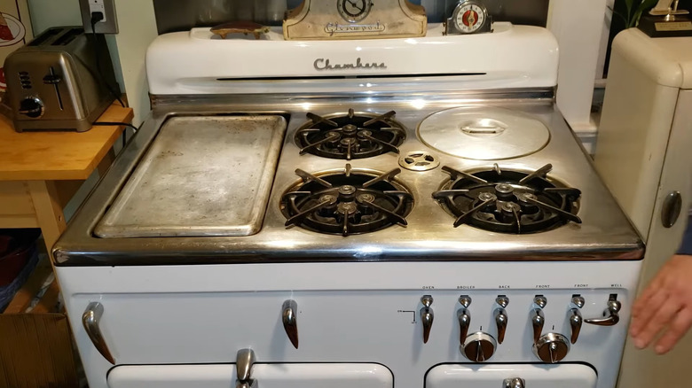 Üç ocaklı, ThermoWell'li ve ocak üstü ızgaralı, restore edilmiş eski bir Chambers gaz ocağı.