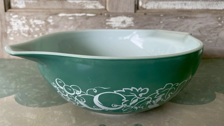 1960'lardan kalma vintage Pyrex salata kasesi