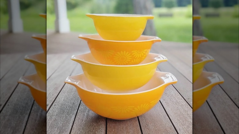 Turuncu ve sarı Pyrex papatya karıştırma kabı seti, sergilenmek üzere bir araya getirildi.