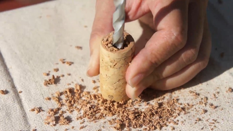 Eller bir mantarı tutuyor ve içine bir delik açıyor
