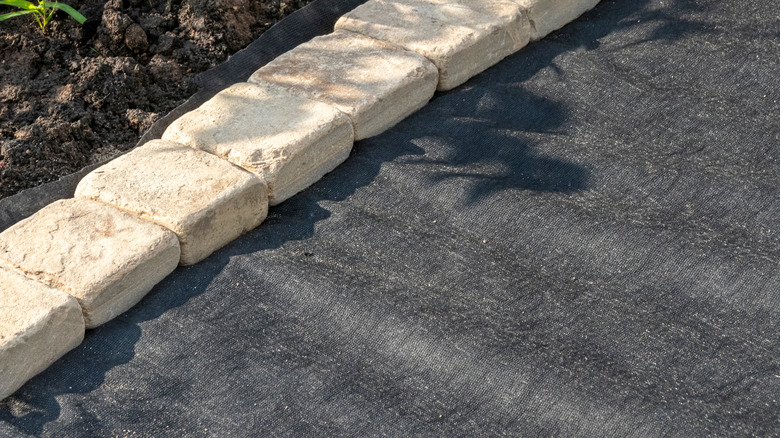 Çakıllı araba yolu döşemeye hazır finişer bordür ve jeotekstil