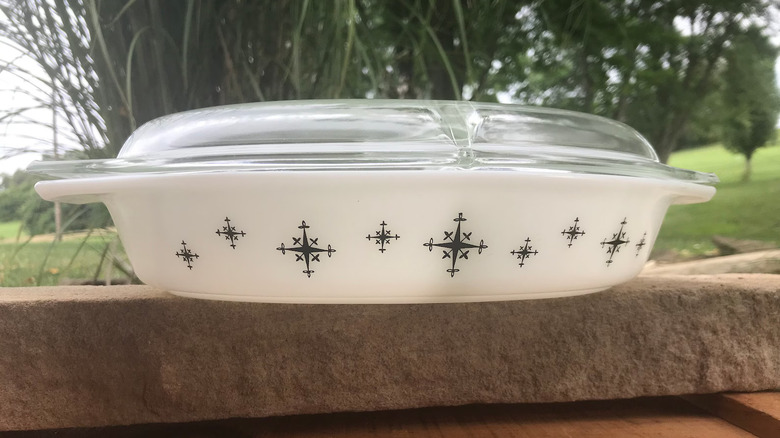 Pusula desenindeki Pyrex Snack Sunucusu