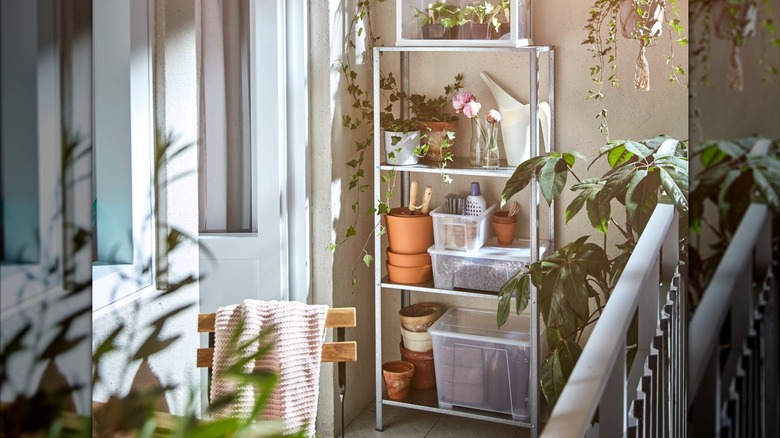 IKEA HYLLIS bahçe malzemeleriyle verandada istiflendi