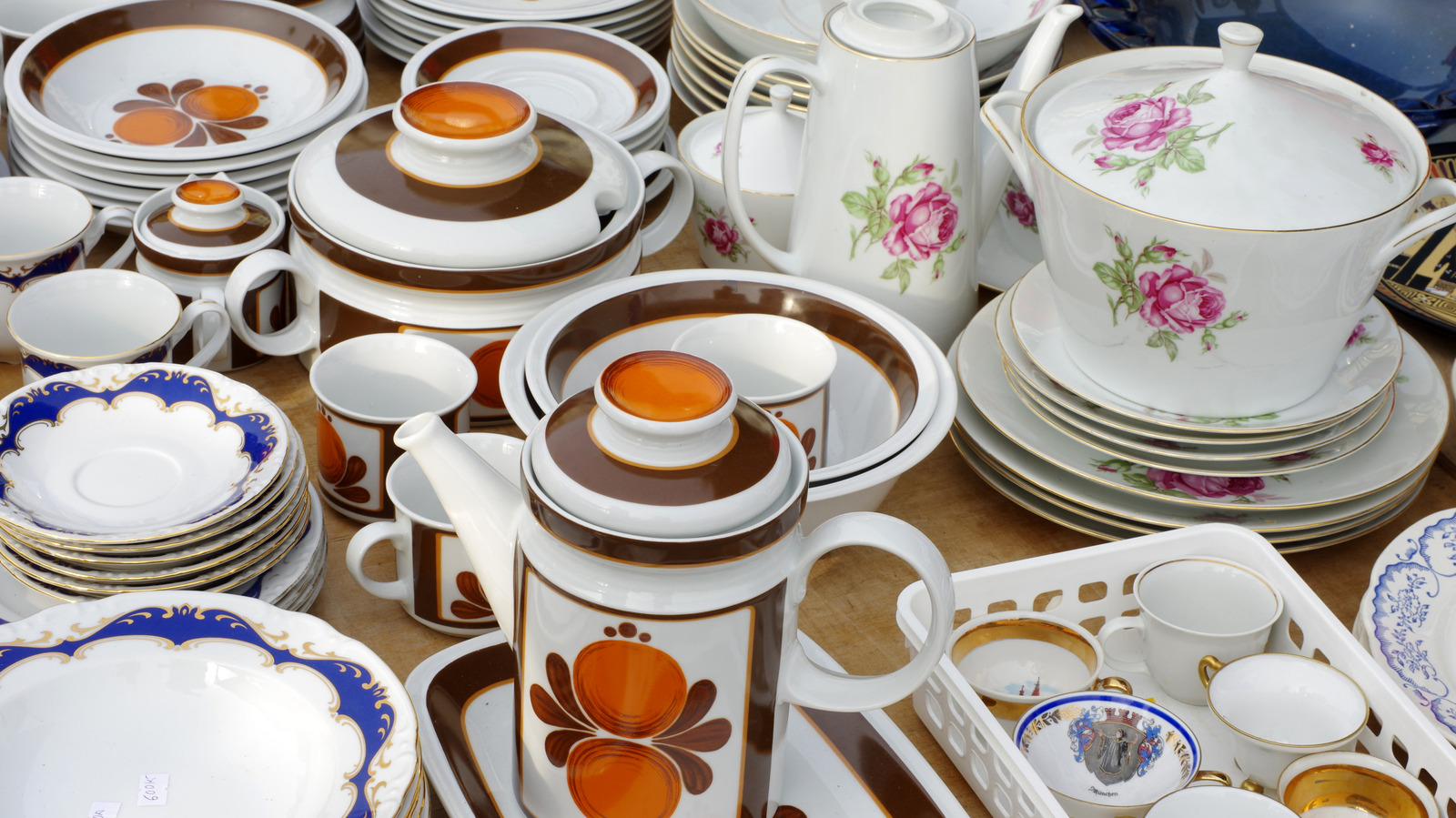 Pyrex'i Atlayın: Çin Koleksiyonunuza Eklenecek Antika Yemek Takımı Markası