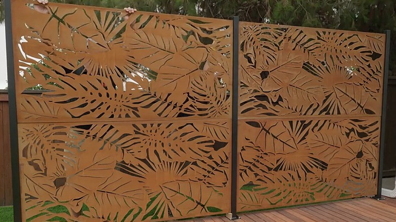 Dört yatay Corten çelik panelden yapılmış bir gizlilik ekranı