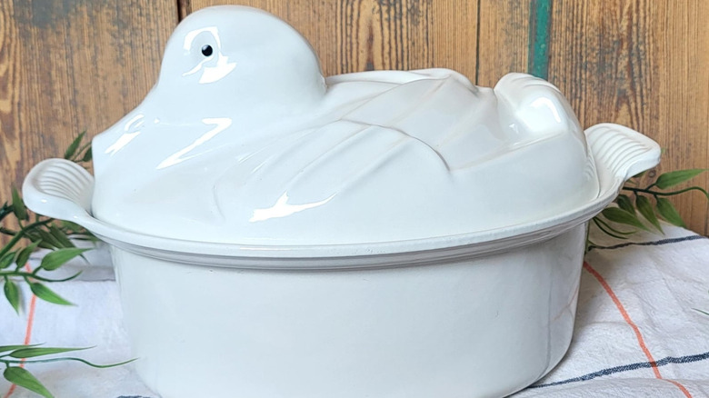 Beyaz, ördek şeklinde bir Le Creuset Hollanda fırını.