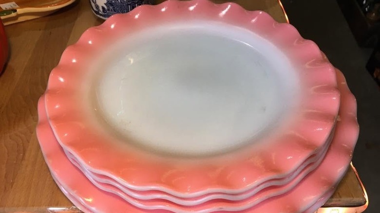 Bir masanın üzerinde pembe kabarık etek fistolu tabak yığını